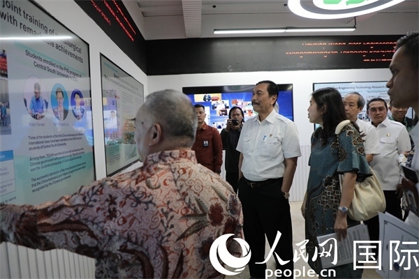 印尼對華合作牽頭人、統(tǒng)籌部長盧胡特（中）參觀中國—印尼新能源材料與冶金工程技術(shù)聯(lián)合研究實驗室。人民網(wǎng)記者曹師韻攝
