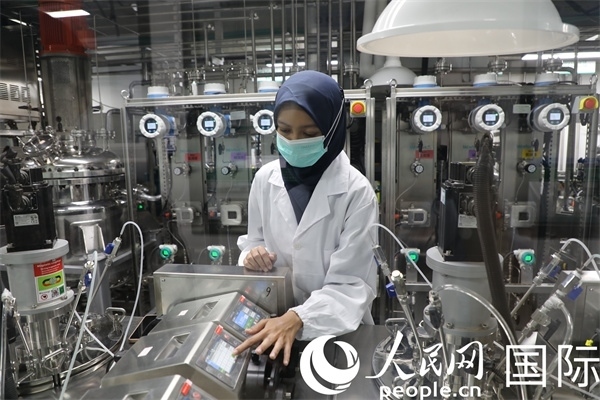中國—印尼新能源材料與冶金工程技術(shù)聯(lián)合研究實驗室內(nèi)，研究人員正在工作。人民網(wǎng)記者曹師韻攝
