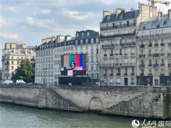 奧運會開幕式，安置在塞納河兩岸的大屏幕。人民網(wǎng)記者 何蒨攝