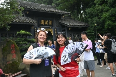 媒體考察團(tuán)成員在都江堰清溪園合影留念。（陳斌 攝）