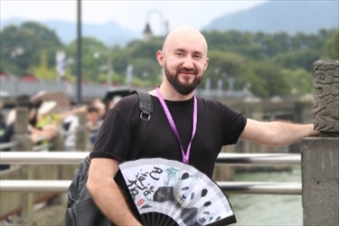 俄羅斯塔斯社執(zhí)行編輯葉夫根尼·扎多羅日內(nèi)在都江堰魚(yú)嘴拍照留念。（李佩藺 攝）