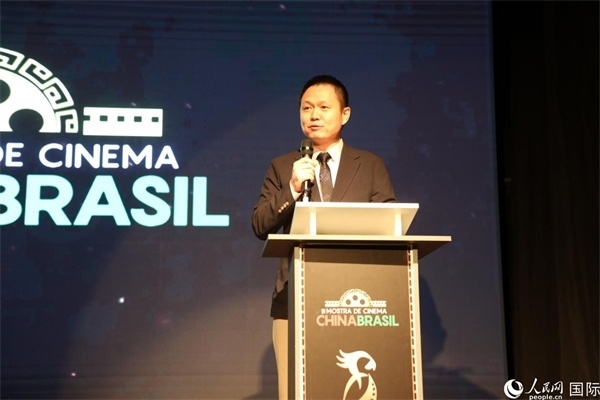 當(dāng)?shù)貢r(shí)間8月26日晚，中國(guó)駐里約總領(lǐng)館副總領(lǐng)事王尉育在第三屆中國(guó)－巴西電影展開(kāi)幕式上致辭。 人民網(wǎng)記者 陳一鳴攝