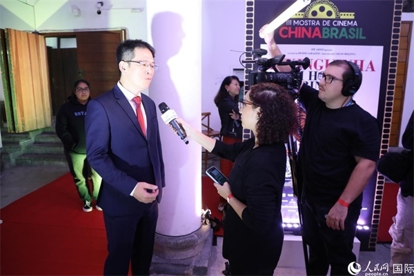 第三屆中國(guó)－巴西電影展主辦方巴西康橋博智文化傳媒公司總經(jīng)理陳翔廣在接受媒體采訪(fǎng)時(shí)表示，希望通過(guò)中巴電影展這個(gè)平臺(tái)促進(jìn)兩國(guó)文化交流，把更多的中國(guó)影視作品引進(jìn)巴西。人民網(wǎng)記者 陳一鳴攝