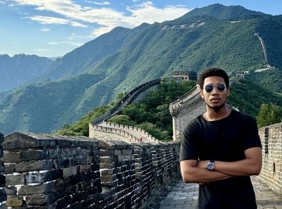8月28日，尼日利亞青年阿米爾·阿希姆在慕田峪長(zhǎng)城留影。新華社發(fā)（清華大學(xué)供圖）