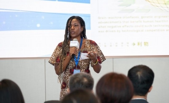 8月29日，在第二屆清華國(guó)際青年對(duì)話論壇活動(dòng)上，來(lái)自烏干達(dá)的媒體人詹尼弗·阿西姆韋分享中國(guó)之旅的感悟。新華社發(fā)（畢尚宏攝）