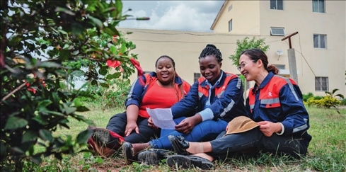 在肯尼亞內(nèi)羅畢，非洲之星鐵路運(yùn)營(yíng)公司工電部電子設(shè)備檢修工區(qū)工長(zhǎng)陳玲（右）在休息時(shí)教學(xué)員唱中文歌曲（2023 年 5 月 23 日攝） 王冠森攝 / 本刊