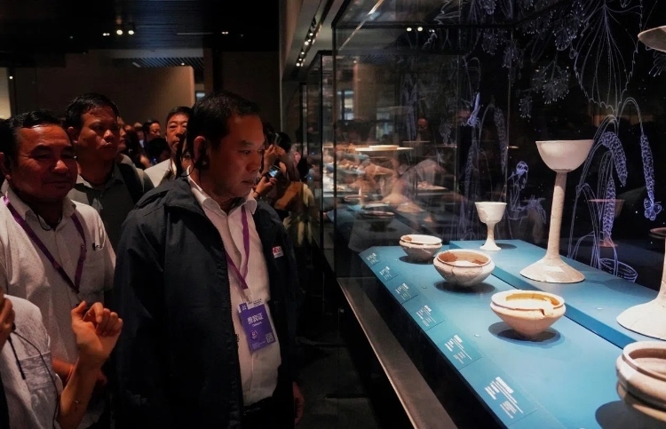 8月31日，亞洲媒體考察團參訪三星堆博物館。左一為老撾博利坎賽省新聞文化旅游廳廳長頌通·威本康。《人民日報海外版》記者喬宇攝