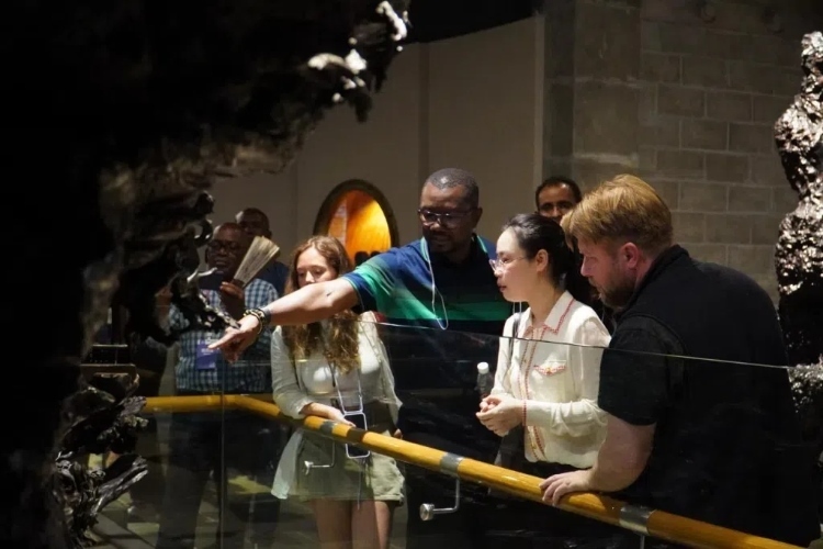 2024“一帶一路”媒體合作論壇聯(lián)合采訪調(diào)研行成員在樂山烏木文化博覽苑調(diào)研采訪。人民網(wǎng)記者 趙祖樂攝