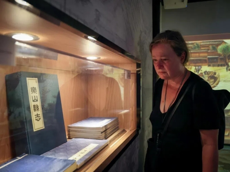 2024“一帶一路”媒體合作論壇聯(lián)合采訪調(diào)研行成員在蘇稽古鎮(zhèn)調(diào)研樂山歷史文化。本報記者 伊霄攝