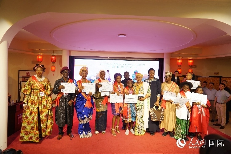 中尼服飾文化秀尼日利亞十佳模特獎(jiǎng)。人民網(wǎng)記者 姜宣攝
