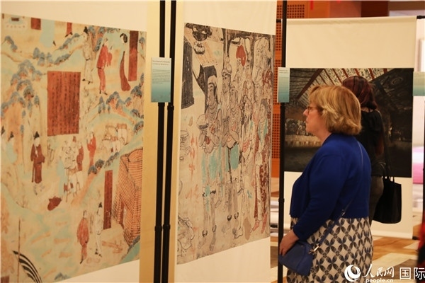 來賓在參觀敦煌高清攝影和壁畫高保真復(fù)制品。 人民網(wǎng)記者 李志偉攝