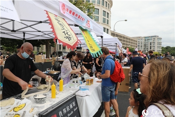 3、活動(dòng)現(xiàn)場(chǎng)設(shè)置了眾多展臺(tái)。 人民網(wǎng)記者 李志偉攝