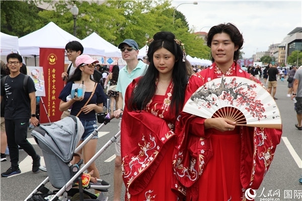 5、當(dāng)?shù)厝A僑華人身穿漢服參加文化節(jié)。 人民網(wǎng)記者 李志偉攝