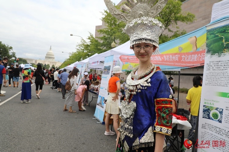 在第22屆美國華盛頓“中國文化節(jié)”上，一名當(dāng)?shù)孛癖娚泶┲袊贁?shù)民族服飾。人民網(wǎng)記者 李志偉攝