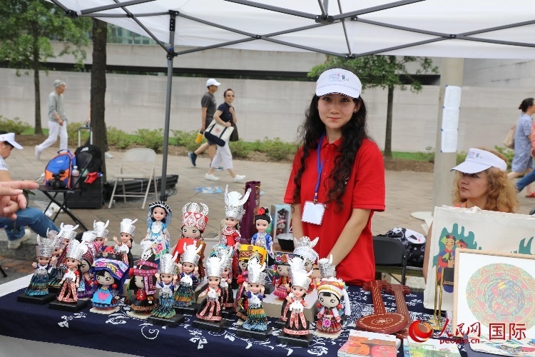 在今年活動上，貴州代表團(tuán)設(shè)立的貴州非遺文化、“村BA”文創(chuàng)、貴州茶文化等展區(qū)。人民網(wǎng)記者 李志偉攝