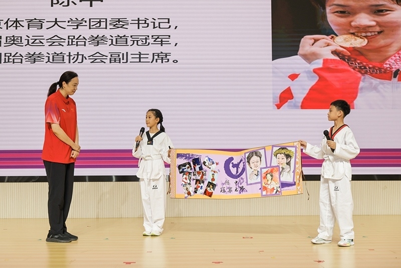 兩位學(xué)生小記者對話陳中老師。學(xué)校供圖