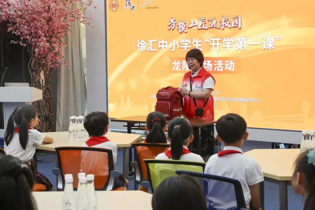 勞模工匠現(xiàn)場(chǎng)向同學(xué)們傳授勞動(dòng)技能。徐匯區(qū)總工會(huì)供圖