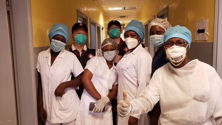 2020年5月26日，中國抗疫醫(yī)療專家組在剛果（布）首都布拉柴維爾指導(dǎo)新冠肺炎病房建設(shè)時，與當(dāng)?shù)匾痪€醫(yī)務(wù)人員合影。新華社發(fā)