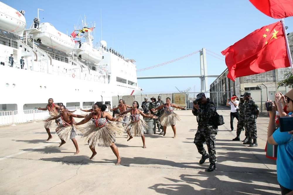 2024年8月16日，在莫桑比克馬普托港，當(dāng)?shù)匮輪T表演舞蹈，歡送中國(guó)海軍“和平方舟”號(hào)醫(yī)院船。
