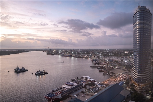 這是2023年12月29日拍攝的日出時分的坦桑尼亞達累斯薩拉姆港。新華社記者 王冠森 攝