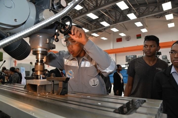 2024年4月26日，在馬達(dá)加斯加首都塔那那利佛，塔那那利佛大學(xué)理工學(xué)院的學(xué)生在魯班工坊操作設(shè)備。新華社發(fā)（西塔卡·拉喬納里松攝）