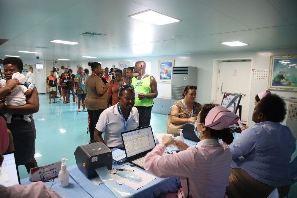 2024年7月8日，塞舌爾民眾在中國(guó)海軍“和平方舟”號(hào)醫(yī)院船上排隊(duì)就診。