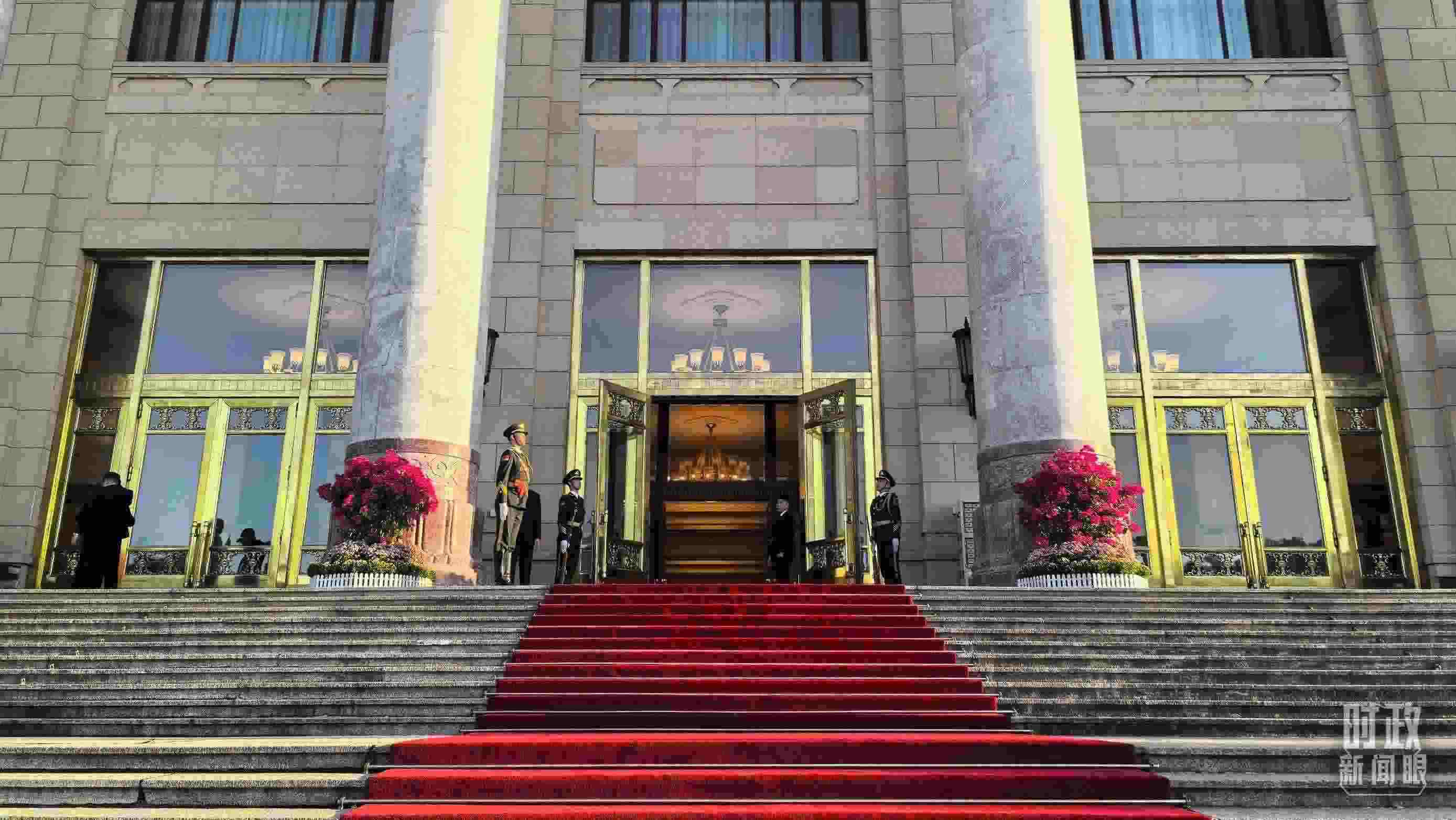 △人民大會堂外，禮兵列隊迎接貴賓。（總臺央視記者陸泓宇拍攝）