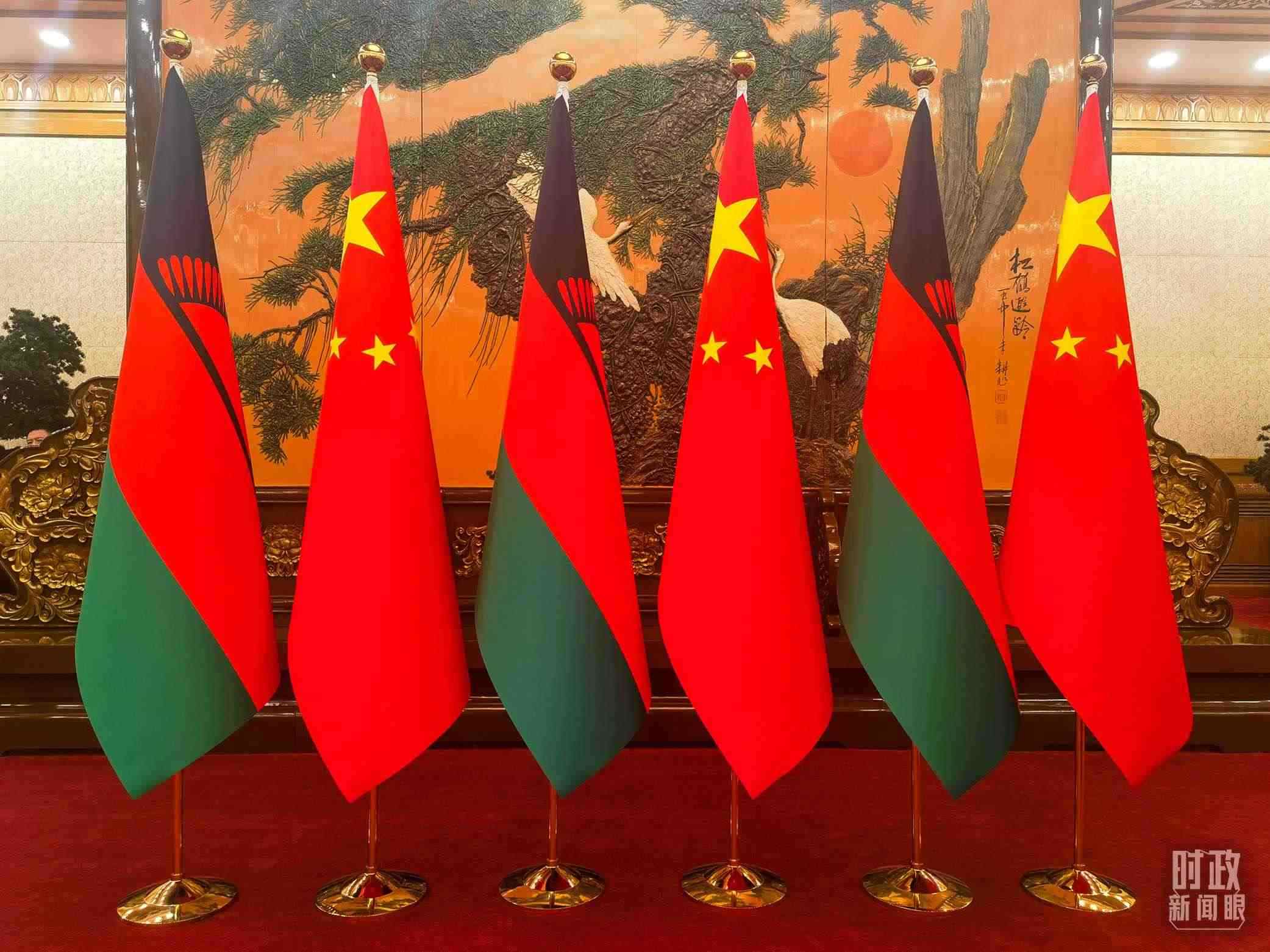 △中國和馬拉維國旗。（總臺(tái)央視記者陳曦拍攝）