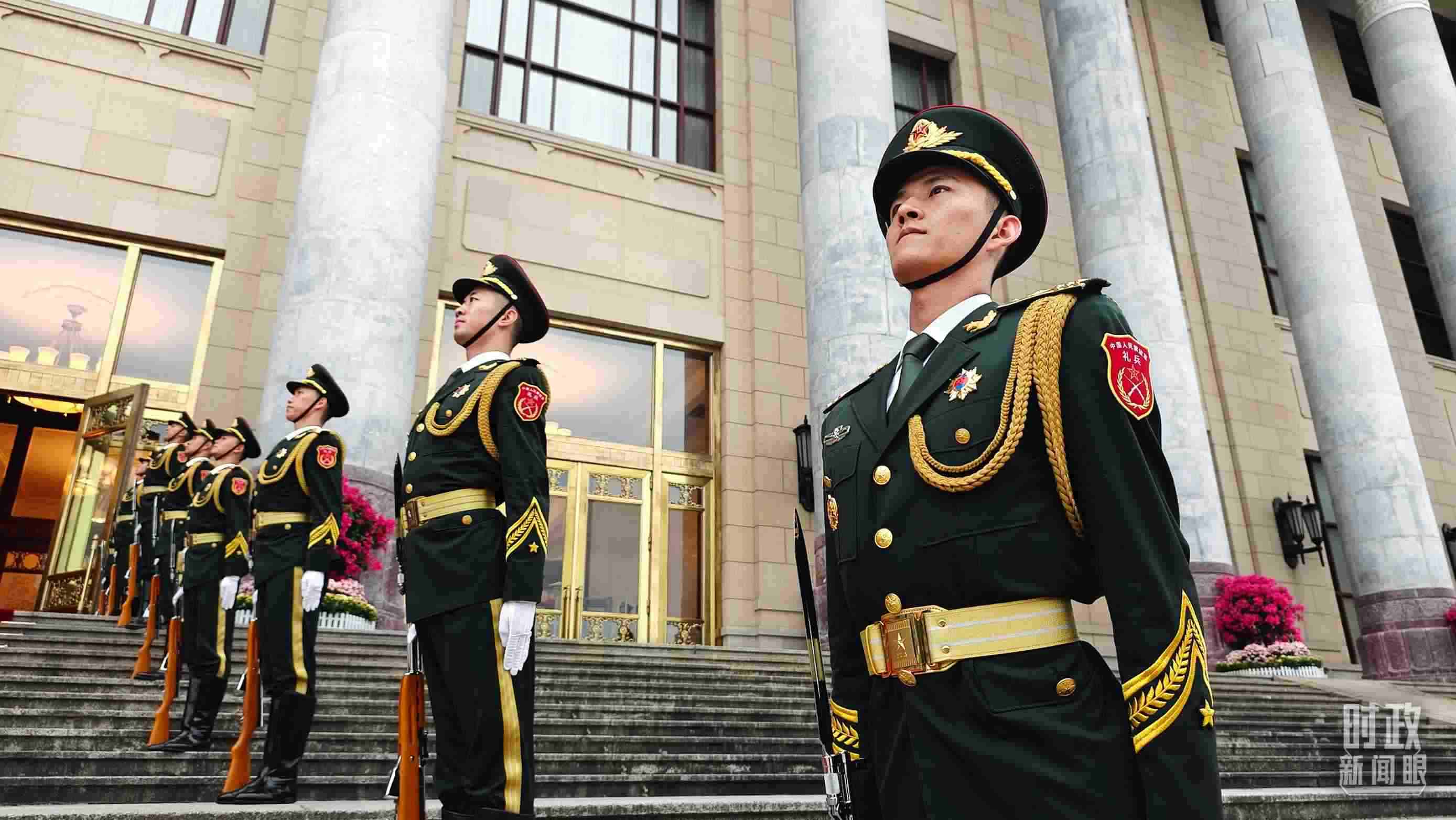  △人民大會(huì)堂外，禮兵列隊(duì)歡迎外國領(lǐng)導(dǎo)人。（總臺(tái)央視記者韓銳拍攝）