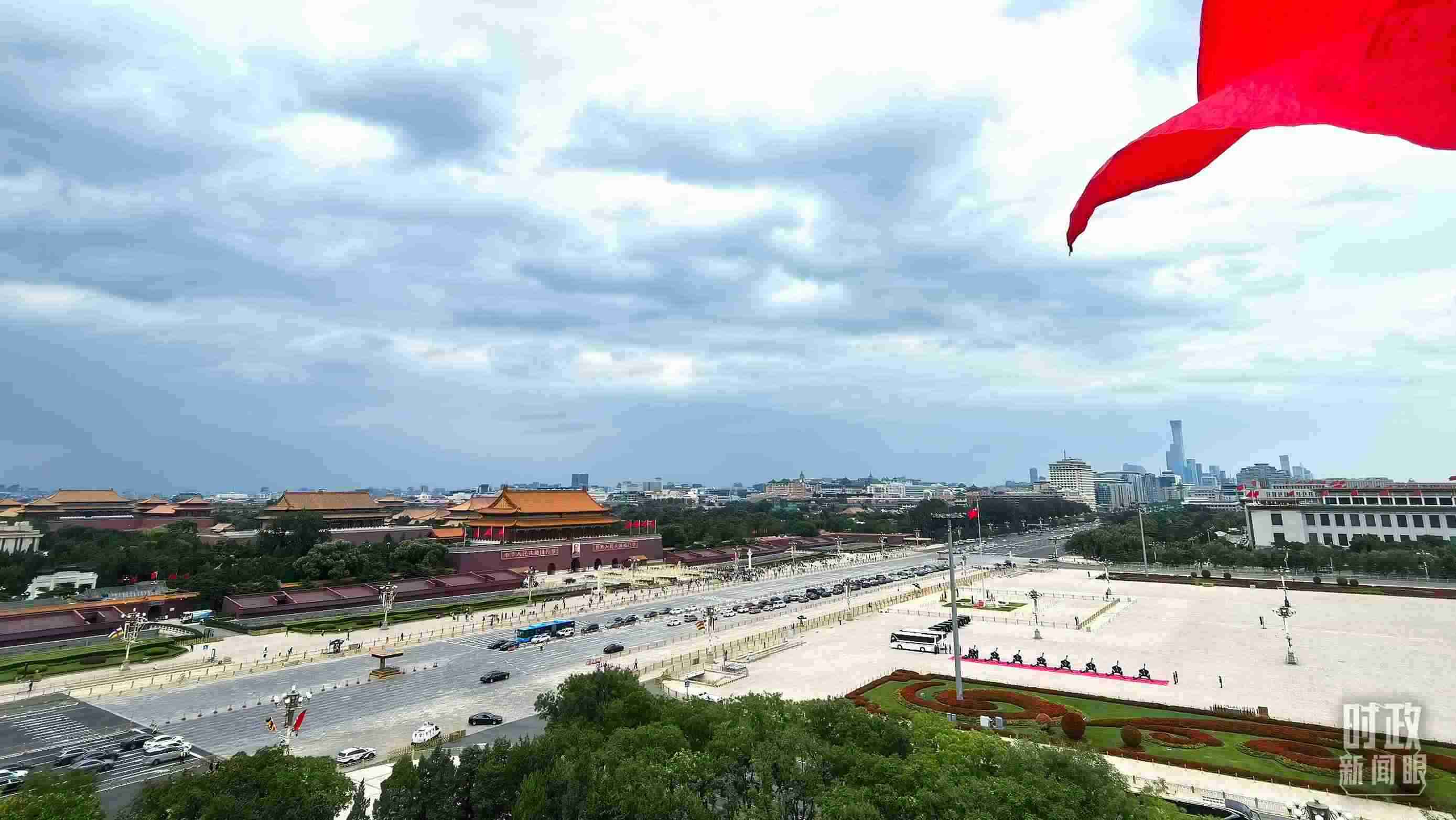 △北京長安街兩側(cè)懸掛中非合作論壇成員旗幟。（總臺(tái)央視記者張垚拍攝）