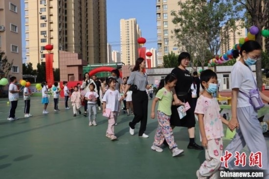 圖為衡水市新苑小學(xué)，小學(xué)一年級新生佩戴“夢想徽章”后，步入校園 。王天祥 攝