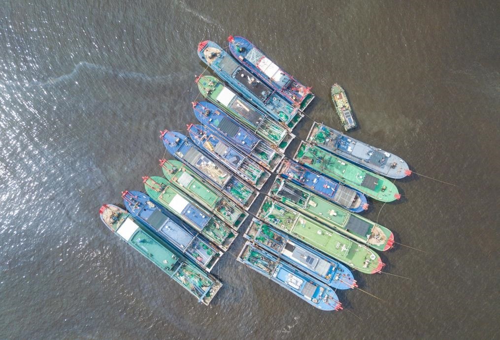 9月4日，船只在海南省?？谑行赂鄞a頭?？勘茱L(fēng)（無人機照片）。新華社記者 蒲曉旭 攝