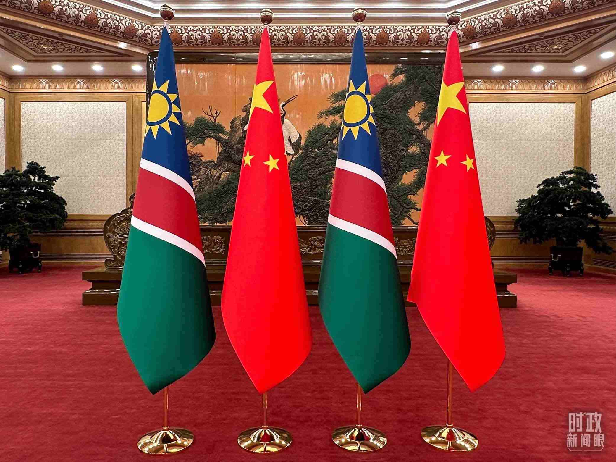  △雙邊會(huì)見(jiàn)現(xiàn)場(chǎng)的中國(guó)和納米比亞國(guó)旗。（總臺(tái)央視記者范一鳴拍攝）