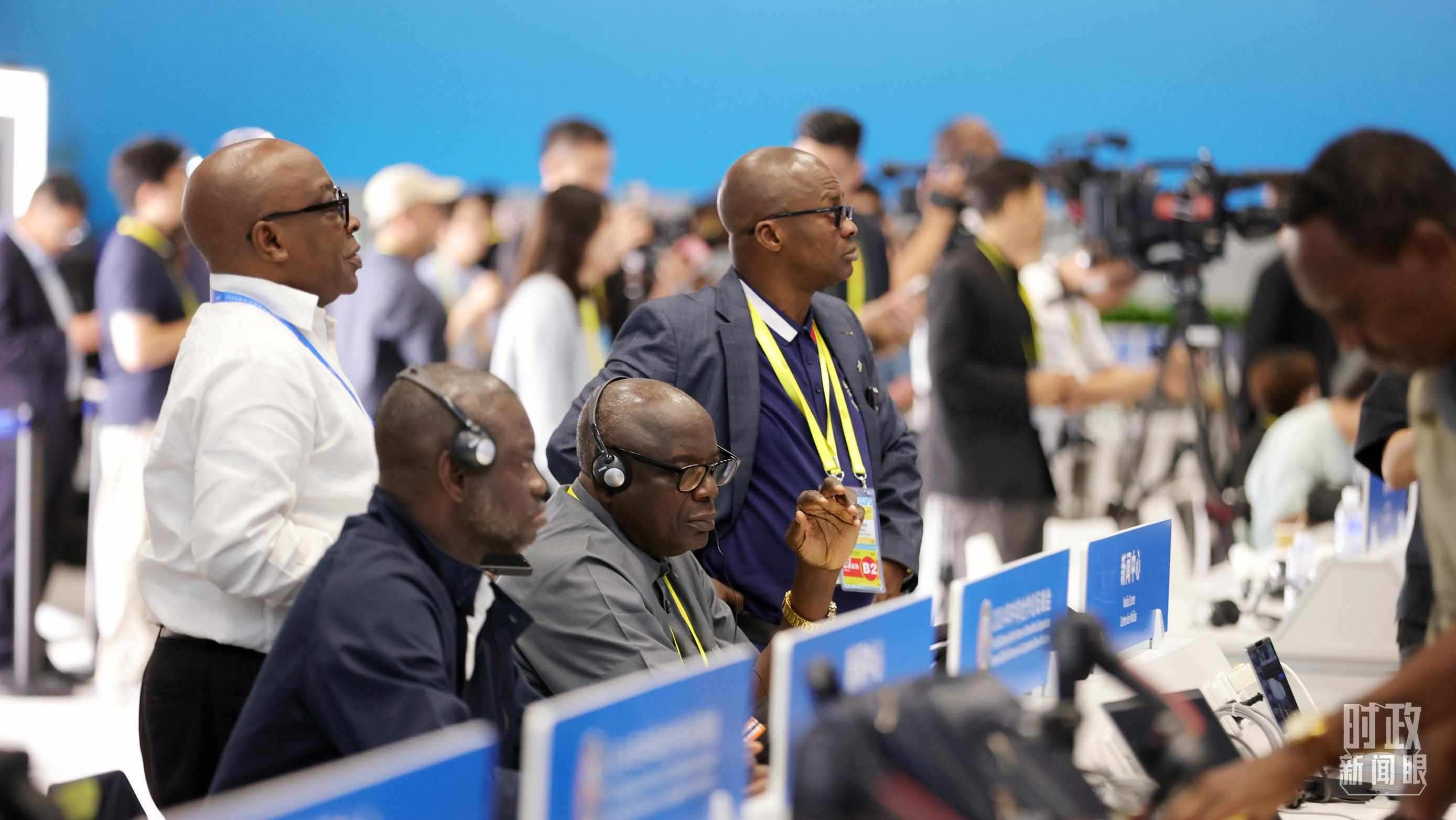  △媒體記者在人民大會(huì)堂和新聞中心參與峰會(huì)報(bào)道。（總臺(tái)央視記者范一鳴、魏幫軍拍攝）