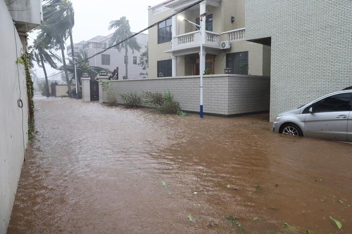 臺風(fēng)“摩羯”導(dǎo)致海南部分地區(qū)出現(xiàn)洪澇。新華社記者 張麗蕓 攝