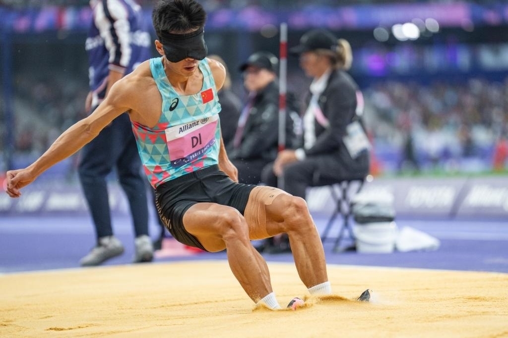 8月30日，邸東東在巴黎殘奧會田徑男子跳遠(yuǎn)T11級決賽中試跳。新華社記者 黃偉 攝