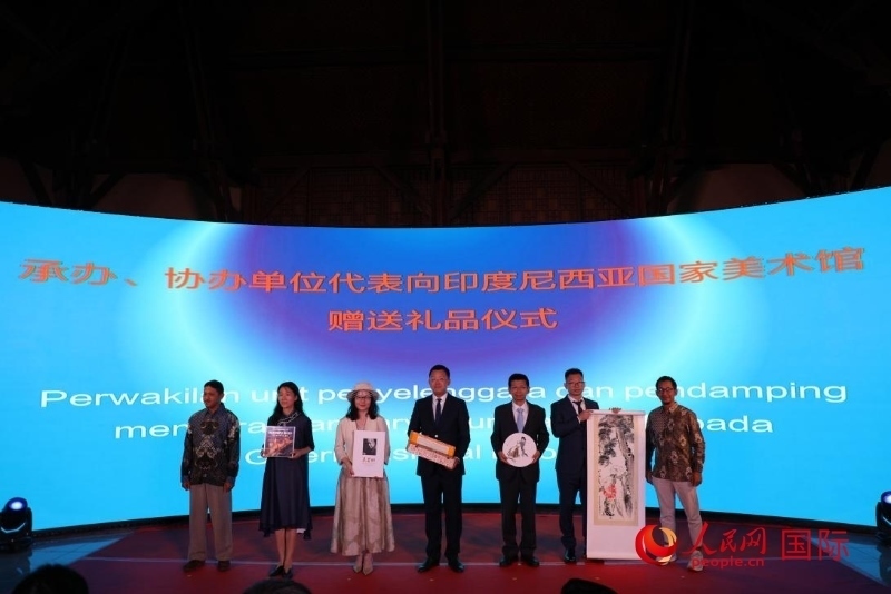 在展覽開幕式現(xiàn)場，本次展覽的承辦、協(xié)辦單位代表向印尼國家美術(shù)館贈送禮品。人民網(wǎng)記者 曹師韻攝