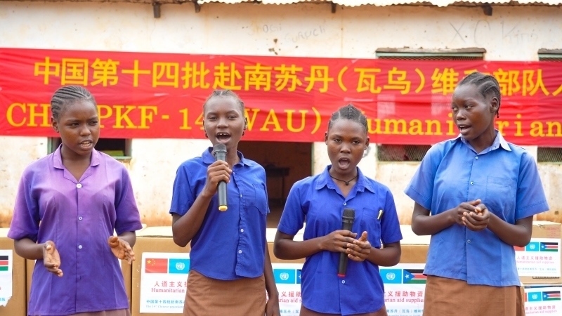 動(dòng)聽(tīng)的歌聲歡迎中國(guó)官兵。王軍杰攝