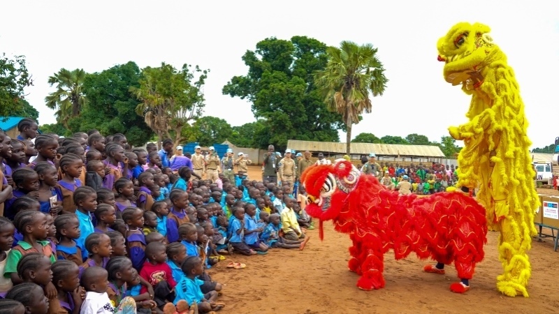 舞獅活動(dòng)引發(fā)現(xiàn)場(chǎng)熱烈掌聲。謝坤攝