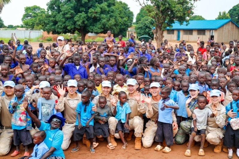 維和官兵與學(xué)生進(jìn)行合影。殷亦豪攝