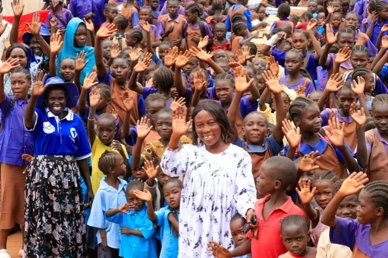 學(xué)校師生送別維和官兵。王軍杰攝