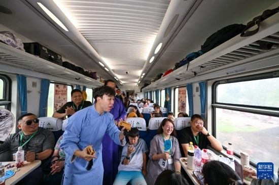 9月7日，相聲演員在S910列車上為旅客表演快板。