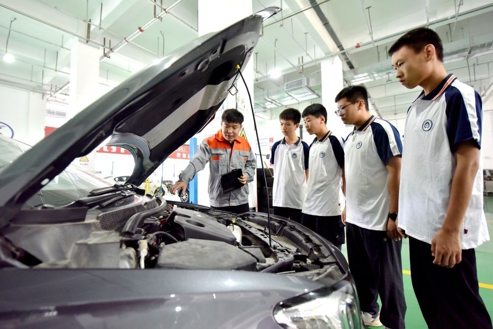 2024年6月7日，河北省邢臺市威縣職業(yè)技術教育中心教師在指導學生學習汽車維修技術。新華社記者 王曉 攝