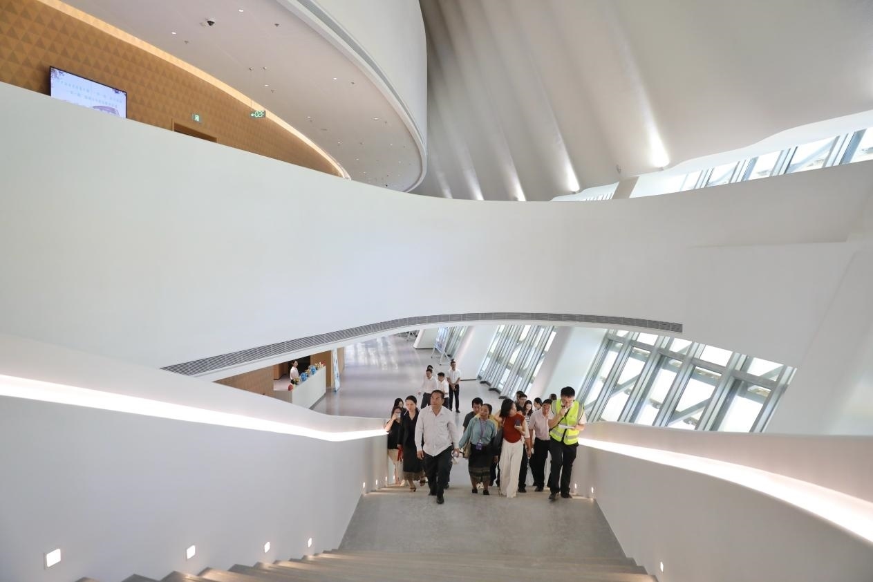 亞洲媒體考察團正在上樓?！吨袊洕芸酚浾?肖翊攝