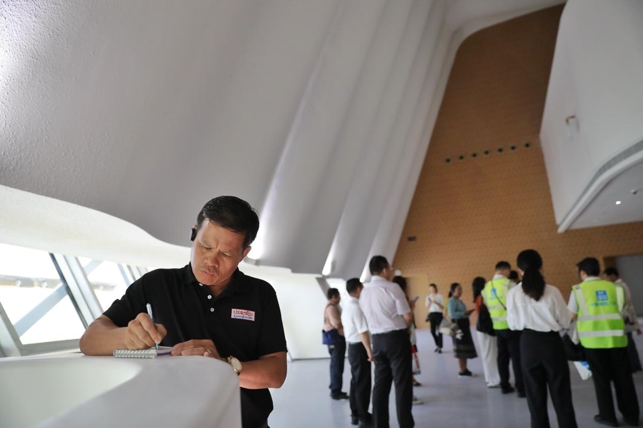 亞洲媒體考察團參觀綜合劇場外墻?！吨袊洕芸酚浾?肖翊攝