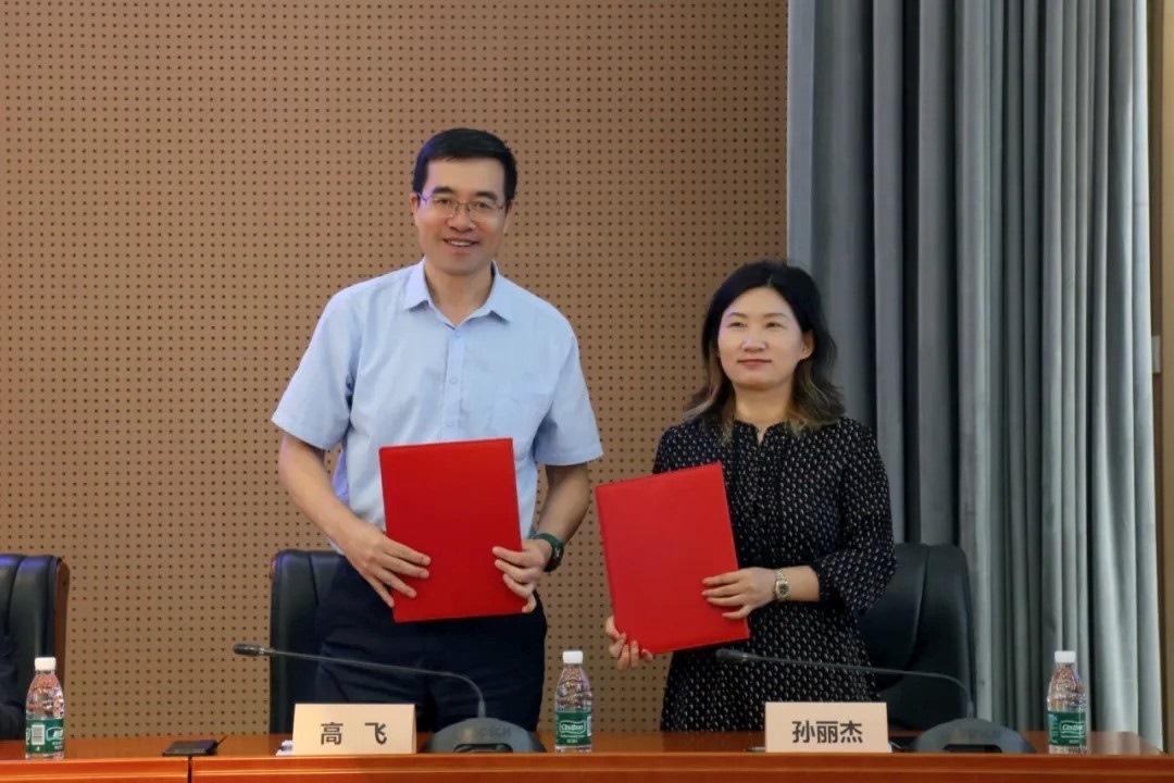 外交學(xué)院副院長(zhǎng)高飛與中國(guó)國(guó)際科學(xué)技術(shù)合作協(xié)會(huì)執(zhí)行副會(huì)長(zhǎng)兼秘書(shū)長(zhǎng)孫麗杰簽署戰(zhàn)略合作備忘錄并啟動(dòng)科技外交官搖籃計(jì)劃。主辦方供圖