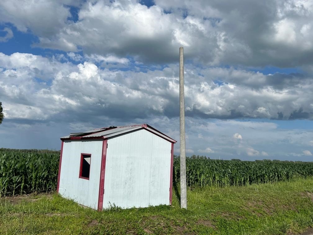 林甸縣一處保護水源井的鐵皮房出現(xiàn)破損，未見配套設(shè)備。新華社記者董寶森攝