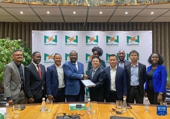 9月9日，在納米比亞首都溫得和克，嘉賓在簽字儀式后合影。新華社發(fā)（江西國際供圖）