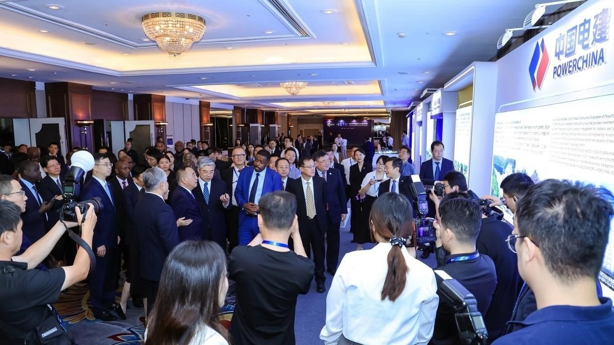 與會(huì)嘉賓參觀主題展覽。主辦方供圖