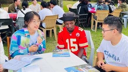 支隊(duì)成員在青年論壇上與世界各地的志愿者交流。 林源攝